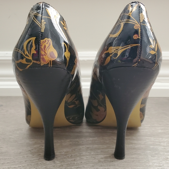 Hale Bob black patent floral pattern stilettos - Picture 3 of 7